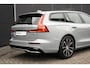 Volvo V60 T6 Plug-in hybrid AWD Plus Dark | Panoramadak | Verwarmbare Voorstoelen (met geheugen), Stuurwiel en Achterbank | Semi-Elektrische Trekhaak | Verwarmbare Voorruit | Premium Audio by Harman Kardon | 360-Camera