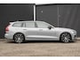 Volvo V60 T6 Plug-in hybrid AWD Plus Dark | Panoramadak | Verwarmbare Voorstoelen (met geheugen), Stuurwiel en Achterbank | Semi-Elektrische Trekhaak | Verwarmbare Voorruit | Premium Audio by Harman Kardon | 360-Camera