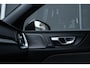 Volvo V60 T6 Plug-in hybrid AWD Plus Dark | Panoramadak | Verwarmbare Voorstoelen (met geheugen), Stuurwiel en Achterbank | Semi-Elektrische Trekhaak | Verwarmbare Voorruit | Premium Audio by Harman Kardon | 360-Camera