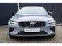 Volvo V60 T6 Plug-in hybrid AWD Plus Dark | Panoramadak | Verwarmbare Voorstoelen (met geheugen), Stuurwiel en Achterbank | Semi-Elektrische Trekhaak | Verwarmbare Voorruit | Premium Audio by Harman Kardon | 360-Camera
