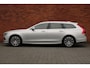 Volvo V90 T4 Momentum | Panoramadak | Parkeerverwarming | Lederen Bekleding | Navigatie | Verwarmbare Voor- en Achterstoelen | Apple Carplay/ Android | Adaptieve Bochtverlichting | Parkeercamera