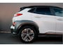 Hyundai Kona Electric BWJ 2021 EV Premium Sky 64 kWh 204 PK FULL LED | ADAPTIVE CRUISE | STOELVERW. | STUURVERW. | HEAD-UP DISPLAY | DODE HOEK | CARPLAY + ANDROID | DAB | CAMERA | LMV | PDC