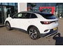 Volkswagen ID.4 First 77 kWh 150/204PK, 77KWH Accu, wegklapbare trekhaak, achteruitrijcamera, privacy glas, leder / alcantara, style interieur en exterieur pakket, navigatie, stoel en stuurwielverwarming, ACC, 20" LMV met 4 seizoenen banden