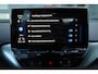 Volkswagen ID.4 First 77 kWh 150/204PK, 77KWH Accu, wegklapbare trekhaak, achteruitrijcamera, privacy glas, leder / alcantara, style interieur en exterieur pakket, navigatie, stoel en stuurwielverwarming, ACC, 20" LMV met 4 seizoenen banden