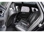 Volvo XC60 Plug-in Hybrid T6 AWD Plus Black Edition | Facelift | Long Range | Google | Luchtvering | Stoelmassage | Trekhaak | Nappa Lederen Bekleding | Stoelverwarming Voor + Achter | Ventilatie | Head-Up Display | 360 Camera | Schuif-/Kanteldak | Stuurverwarming | Getint Glas