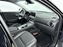 Hyundai Kona Electric EV PREMIUM 64 kWh | SOH 97% | CLIMA | CRUISE ADAPTIEF | 3-FASE | WARMTEPOMP | STOEL- & STUURVERWARMING VERCOOLING | CAMERA | LEDER | DODEHOEK DETECTIE |
