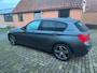 BMW 1-Serie 118i High Executive|Automaat|Schuifdak|Carplay|Leer|Airco|Cruise|Navi|PDC|Stoelverwarming