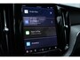Volvo XC60 T6 Plug-in hybrid AWD Ultra Dark | Luchtvering | Panoramadak | Semi elektrische trekhaak | Premium audio by Bowers&Wilkins | Verwarmbare voorstoel en stuurwiel | 360 graden camera | Geheugenfunctie voorstoelen |