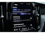 Volvo XC60 T6 Plug-in hybrid AWD Ultra Dark | Luchtvering | Panoramadak | Semi elektrische trekhaak | Premium audio by Bowers&Wilkins | Verwarmbare voorstoel en stuurwiel | 360 graden camera | Premium audio by Harman/Kardon | Geheugenfunctie voorstoelen |