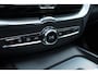 Volvo XC60 T6 Plug-in hybrid AWD Ultra Dark | Luchtvering | Panoramadak | Semi elektrische trekhaak | Premium audio by Bowers&Wilkins | Verwarmbare voorstoel en stuurwiel | 360 graden camera | Premium audio by Harman/Kardon | Geheugenfunctie voorstoelen |