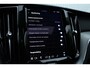 Volvo XC60 T6 Plug-in hybrid AWD Ultra Dark | Luchtvering | Panoramadak | Semi elektrische trekhaak | Premium audio by Bowers&Wilkins | Verwarmbare voorstoel en stuurwiel | 360 graden camera | Geheugenfunctie voorstoelen |