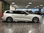 Volvo V60 T8 AWD Recharge Polestar Long Range Bowers & Wilkins | Schuifdak | 455pk | Trekhaak | 20 Inch | Crystal White | Head-Up Display | Adaptieve Cruise Control | Stoelverwarming voor+achter | Stuurwielverwarming | Google Infotainment | Full LED Meesturende koplampen | Pilot Assist | BLIS Dode Hoek Detectie | Parkeercamera | Elektrische voorstoelen geheugen | Contour Stoelen R-Design met wit stiksel en bies | Zitting verlenging voorstoelen | Lederen dashboard | Keyless Drive | Parkeersensoren voor+achter | Privacy Glass | DAB Radio | Apple Carplay/Android Auto | Volvo On Call met mobiele App functie | Crystal White Metallic | Unieke kenmerken Polestar Engineered
