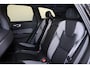 Volvo XC60 T8 Recharge AWD Plus Black Edition - Luchtvering - Panorama/schuifdak - IntelliSafe Assist & Surround - 360º Camera - Bowers & Wilkins audio - Adaptieve LED koplampen - Verwarmde voorstoelen, stuur & achterbank - Parkeersensoren voor & achter - Elektr. bedienb. voorstoelen met geheugen - Draadloze tel. lader - Extra getint glas - Elektr. inklapbare trekhaak - 21' LMV