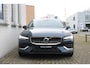 Volvo V60 T6 Plug-in hybrid AWD Essential Bright | All-season banden | Lederen Bekleding | Stoel-/ stuurwielverwarming | Elektrisch inklapbare trekhaak | Adaptive Cruise Control | BLIS | Verwarmbare acherbank | 18 inch. lichtmetalen velgen | Park assist | Apple carplay/ Android auto