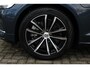 Volvo V60 T6 Plug-in hybrid AWD Essential Bright | All-season banden | Lederen Bekleding | Stoel-/ stuurwielverwarming | Elektrisch inklapbare trekhaak | Adaptive Cruise Control | BLIS | Verwarmbare acherbank | 18 inch. lichtmetalen velgen | Park assist | Apple carplay/ Android auto