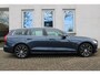 Volvo V60 T6 Plug-in hybrid AWD Essential Bright | All-season banden | Lederen Bekleding | Stoel-/ stuurwielverwarming | Elektrisch inklapbare trekhaak | Adaptive Cruise Control | BLIS | Verwarmbare acherbank | 18 inch. lichtmetalen velgen | Park assist | Apple carplay/ Android auto