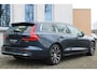 Volvo V60 T6 Plug-in hybrid AWD Essential Bright | All-season banden | Lederen Bekleding | Stoel-/ stuurwielverwarming | Elektrisch inklapbare trekhaak | Adaptive Cruise Control | BLIS | Verwarmbare acherbank | 18 inch. lichtmetalen velgen | Park assist | Apple carplay/ Android auto