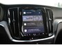 Volvo V60 T6 Plug-in hybrid AWD Plus Dark | Elektrisch inklapbare trekhaak | Elektrisch verstelbare voorstoelen | 360 graden camera | Premium audio by Harman Kardon | Verwarmbare voorruit | Stoel- /stuurwielverwarming | Adaptive cruise control | BLIS |