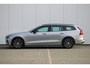 Volvo V60 T6 Plug-in hybrid AWD Plus Dark | Elektrisch inklapbare trekhaak | Elektrisch verstelbare voorstoelen | 360 graden camera | Premium audio by Harman Kardon | Verwarmbare voorruit | Stoel- /stuurwielverwarming | Adaptive cruise control | BLIS