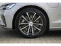 Volvo V60 T6 Plug-in hybrid AWD Plus Dark | Elektrisch inklapbare trekhaak | Elektrisch verstelbare voorstoelen | 360 graden camera | Premium audio by Harman Kardon | Verwarmbare voorruit | Stoel- /stuurwielverwarming | Adaptive cruise control | BLIS