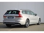 Volvo V60 T6 Plug-in hybrid AWD Plus Dark | Elektrisch inklapbare trekhaak | Elektrisch verstelbare voorstoelen | 360 graden camera | Premium audio by Harman Kardon | Verwarmbare voorruit | Stoel- /stuurwielverwarming | Adaptive cruise control | BLIS |