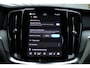 Volvo V60 2.0 B4 Essential Edition | Lichtmetalen Velgen 17" | Extra Getint Glas Achterportieren En Bagageruimte | Park Assist Voor + Achter | Electronic Climate Controle | Voorstoelen + Stuurwiel Verwaremd | Verwarmbare Achterbank | Cruise Control Adaptief Met Stop&Go En Stuurhulp |