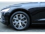 Volvo V60 2.0 B4 Essential Edition | Lichtmetalen Velgen 17" | Extra Getint Glas Achterportieren En Bagageruimte | Park Assist Voor + Achter | Electronic Climate Controle | Voorstoelen + Stuurwiel Verwaremd | Verwarmbare Achterbank | Cruise Control Adaptief Met Stop&Go En Stuurhulp |