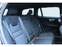 Volvo V60 2.0 B4 Essential Edition | Lichtmetalen Velgen 17" | Extra Getint Glas Achterportieren En Bagageruimte | Park Assist Voor + Achter | Electronic Climate Controle | Voorstoelen + Stuurwiel Verwaremd | Verwarmbare Achterbank | Cruise Control Adaptief Met Stop&Go En Stuurhulp |