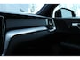 Volvo V60 2.0 B4 Essential Edition | Lichtmetalen Velgen 17" | Extra Getint Glas Achterportieren En Bagageruimte | Park Assist Voor + Achter | Electronic Climate Controle | Voorstoelen + Stuurwiel Verwaremd | Verwarmbare Achterbank | Cruise Control Adaptief Met Stop&Go En Stuurhulp |
