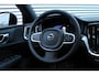 Volvo V60 2.0 B4 Essential Edition | Lichtmetalen Velgen 17" | Extra Getint Glas Achterportieren En Bagageruimte | Park Assist Voor + Achter | Electronic Climate Controle | Voorstoelen + Stuurwiel Verwaremd | Verwarmbare Achterbank | Cruise Control Adaptief Met Stop&Go En Stuurhulp |