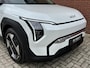 Kia EV3 Plus Advanced 58.3 kWh €4.040,- korting | Vegan lederen stoelbekleding | Glazen schuif-/kanteldak | Harman Kardon premium sound system | 19" lichtmetalen velgen