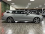 Volvo V90 T8 AWD Recharge Ultra Dark Vol! | Luchtvering | Bowers & Wilkins | Trekhaak | 455pk |  Stoelventilatie | All Season banden | 360° Camera | Head-Up Display | Stoelmassage | Adaptieve Cruise Control | Stoelverwarming voor+achter | Stuurwielverwarming | Schuifdak | 20 Inch | Full LED Meesturende koplampen | Pilot Assist | BLIS Dode Hoek Detectie | Elektrische voorstoelen geheugen | Nappa lederen bekleding | Zitting verlenging voorstoelen | Lederen dashboard |  Google Infotainment | Keyless Drive | Parkeersensoren voor+achter | Elektrisch bedienbare achterklep | Verlichte Instaplijsten | Geintegreerde zongordijnen achterportieren | DAB Radio | Apple Carplay/Android Auto | Volvo On Call met mobiele App functie | Vapour Grey Metallic |
