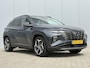 Hyundai Tucson 1.6 T-GDI PHEV Premium Sky 4WD / Adaptieve Cruise Control / Apple carplay-Android Auto / Stoelverwarming voor en achter / Stoelverkoeling voor / GROOT Glazen-schuifkanteldak / All seasonbanden / Navigatie /