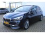 BMW 2-Serie Active Tourer 225xe iPerformance | Incl. 12 maanden Garantie | Achteruitrijcamera | Stoelverwarming | Elektrische kofferbakklep | Parkeersensoren V+A | Cruise controle | Navigatie | Climate controle | Keyless entry/start | LED Koplampen | Lederen bekleding | Sfeerverlichting |