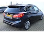 BMW 2-Serie Active Tourer 225xe iPerformance | Incl. 12 maanden Garantie | Achteruitrijcamera | Stoelverwarming | Elektrische kofferbakklep | Parkeersensoren V+A | Cruise controle | Navigatie | Climate controle | Keyless entry/start | LED Koplampen | Lederen bekleding | Sfeerverlichting |