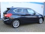 BMW 2-Serie Active Tourer 225xe iPerformance | Incl. 12 maanden Garantie | Achteruitrijcamera | Stoelverwarming | Elektrische kofferbakklep | Parkeersensoren V+A | Cruise controle | Navigatie | Climate controle | Keyless entry/start | LED Koplampen | Lederen bekleding | Sfeerverlichting |