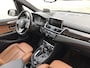BMW 2-Serie Active Tourer 218i 136PK AUTOM. H.E. : LEER/PANO/HUD NAVI/LED/KEYLESS/2xPDC/ - 2E.EIG - NL AUTO - KM=NAP -