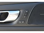 Volvo V60 T6 Plug-in hybrid AWD Plus Dark | Verwarmbare voorstoelen+stuurwiel+achterstoelen | Rondom zichtcamera | Premium audio by Harman Kardon | Verwarmbare voorruit | 18 inch Lichtmetalen velgen