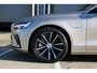 Volvo V60 T6 Plug-in hybrid AWD Plus Dark | Verwarmbare voorstoelen+stuurwiel+achterstoelen | Rondom zichtcamera | Premium audio by Harman Kardon | Verwarmbare voorruit | 18 inch Lichtmetalen velgen