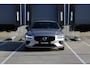 Volvo V60 T6 Plug-in hybrid AWD Plus Dark | Verwarmbare voorstoelen+stuurwiel+achterstoelen | Rondom zichtcamera | Premium audio by Harman Kardon | Verwarmbare voorruit | 18 inch Lichtmetalen velgen