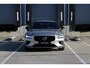Volvo V60 T6 Plug-in hybrid AWD Plus Dark | Verwarmbare voorstoelen+stuurwiel+achterstoelen | Rondom zichtcamera | Premium audio by Harman Kardon | Verwarmbare voorruit | 18 inch Lichtmetalen velgen
