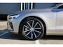 Volvo V60 T6 Plug-in hybrid AWD Plus Dark | Verwarmbare voorstoelen+stuurwiel+achterstoelen | Rondom zichtcamera | Premium audio by Harman Kardon | Verwarmbare voorruit | 18 inch Lichtmetalen velgen