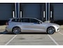 Volvo V60 T6 Plug-in hybrid AWD Plus Dark | Verwarmbare voorstoelen+stuurwiel+achterstoelen | Rondom zichtcamera | Premium audio by Harman Kardon | Verwarmbare voorruit | 18 inch Lichtmetalen velgen