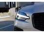Volvo V60 T6 Plug-in hybrid AWD Plus Dark | Verwarmbare voorstoelen+stuurwiel+achterstoelen | Rondom zichtcamera | Premium audio by Harman Kardon | Verwarmbare voorruit | 18 inch Lichtmetalen velgen
