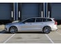 Volvo V60 T6 Plug-in hybrid AWD Plus Dark | Verwarmbare voorstoelen+stuurwiel+achterstoelen | Rondom zichtcamera | Premium audio by Harman Kardon | Verwarmbare voorruit | 18 inch Lichtmetalen velgen