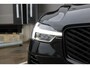 Volvo XC60 T6 Plug-in hybrid AWD Plus Dark | Trekhaak | Verwarmbare voorstoelen+stuurwiel+achterbank | Rondom zichtcamera | Premium audio by Harman Kardon | Head up display