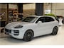 Porsche Cayenne 3.0 E-Hybrid | achterassturing | Sport design | 18 weg | bijrijder display | pano | Soft close |