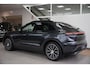 Porsche Macan 4 E 100 kWh|1 Eig.|Org NL NAP|BTW|Luchtvering|Sportchrono|BOSE|360|ClubLeder|Dealer Onderhouden