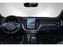 Volvo XC60 T6 Recharge AWD Plus Black Edition - IntelliSafe Assist & Surround - 22" 5-Dubbel Spaaks Glossy Black / Diamond Cut velgen - Harman/Kardon audio - Adaptieve LED koplampen - Parkeercamera achter - Verwarmde voorstoelen, stuur & achterbank - Parkeersensoren voor & achter - Elektr. bedienb. voorstoelen met geheugen - Draadloze tel. lader - Elektr. inklapbare trekhaak