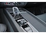 Volvo XC60 T6 Recharge AWD Plus Black Edition - IntelliSafe Assist & Surround - 22" 5-Dubbel Spaaks Glossy Black / Diamond Cut velgen - Harman/Kardon audio - Adaptieve LED koplampen - Parkeercamera achter - Verwarmde voorstoelen, stuur & achterbank - Parkeersensoren voor & achter - Elektr. bedienb. voorstoelen met geheugen - Draadloze tel. lader - Elektr. inklapbare trekhaak